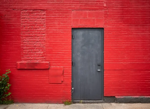 Moeten we de deur dichtdoen en het achterlaten?